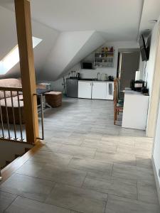 uma cozinha e uma sala de estar com piso em azulejo em Farma IT em Jamielnik