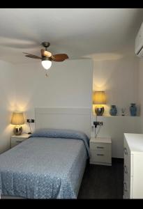 a bedroom with a bed and a ceiling fan at Rondabella 3 Parking Gratis Centro in Ronda