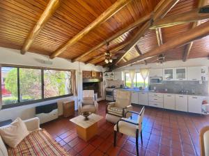 a large kitchen and living room with a couch and chairs at La Alamanda in Federación