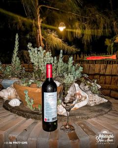 uma garrafa de vinho e um copo de vinho numa mesa em FLATS MACAPÁ MEU AMOR 7 em Luís Correia