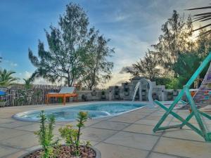 a small pool with a slide and a piano at FLATS MACAPÁ MEU AMOR 7 in Luis Correia