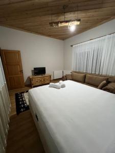 1 dormitorio con 1 cama blanca grande y 1 sofá en VILLA ECRİN, 