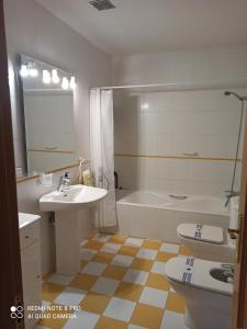 La salle de bains est pourvue d'un lavabo, d'une baignoire et de toilettes. dans l'établissement Casa Las Bailas, à Soria