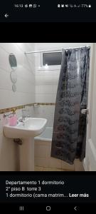 een badkamer met een wastafel en een douchegordijn bij Apartamentos Santa Rosa PB 1 in Cordoba +30 foto's