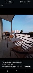 een foto van een balkon met een tafel en stoelen bij Apartamentos Santa Rosa PB 1 in Cordoba