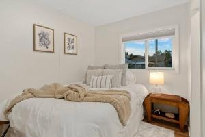 Ένα ή περισσότερα κρεβάτια σε δωμάτιο στο Cozy Coastal Getaway • Panoramic Ocean Views