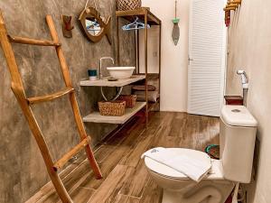 een badkamer met een toilet en een houten ladder bij FLATS MACAPÁ MEU AMOR 7 in Luis Correia
