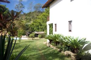 uitzicht op de tuin van het huis bij Casa em Friburgo com piscina lareira suíte & quarto in Nova Friburgo