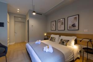 1 dormitorio con 1 cama con toallas en Casa Lounge 43 en Cagliari