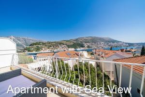 een balkon met uitzicht op zee bij Apartments Budman in Dubrovnik