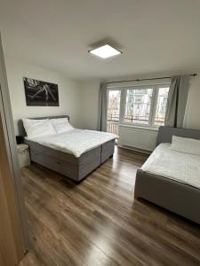A bed or beds in a room at Spacious 3-Bedroom Apartment in the Historic Old Town Parking