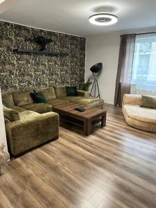 A seating area at Spacious 3-Bedroom Apartment in the Historic Old Town Parking