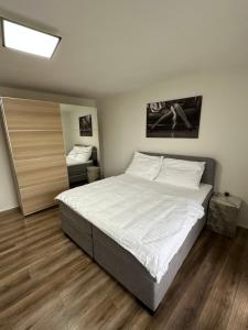 A bed or beds in a room at Spacious 3-Bedroom Apartment in the Historic Old Town Parking