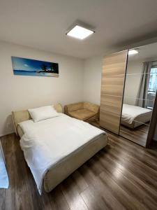 A bed or beds in a room at Spacious 3-Bedroom Apartment in the Historic Old Town Parking