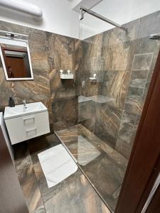 A bathroom at Spacious 3-Bedroom Apartment in the Historic Old Town Parking