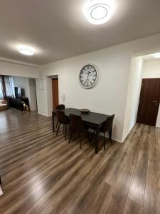A seating area at Spacious 3-Bedroom Apartment in the Historic Old Town Parking