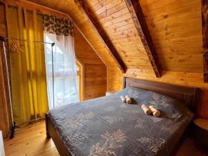 een slaapkamer met 2 teddyberen op een bed bij Дом в Жабляке с шикарным видом на Дурмидор in Žabljak