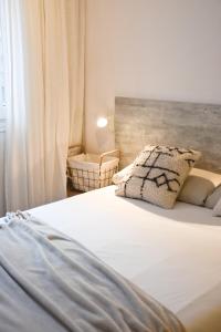 a bedroom with a bed with a pillow and a window at ESTUDIO AVET - Perfecta ubicación in Pas de la Casa