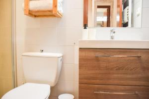 a bathroom with a white toilet and a sink at ESTUDIO AVET - Perfecta ubicación in Pas de la Casa