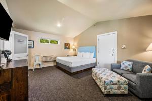 um quarto de hotel com uma cama e um sofá em Julie's Park Cafe & Motel em Fish Creek