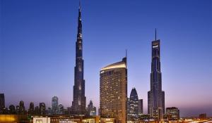 um grande horizonte da cidade com dois edifícios altos em Westminster Dubai Mall em Dubai