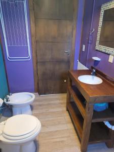 La salle de bains est pourvue de toilettes et d'un lavabo. dans l'établissement Girasoles de Valdes, à Puerto Pirámides