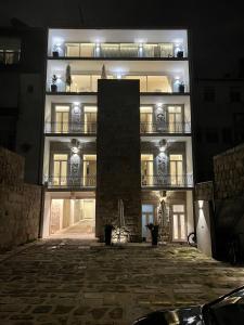 een groot appartementencomplex 's nachts met lichten aan bij Oportoflag center in Porto