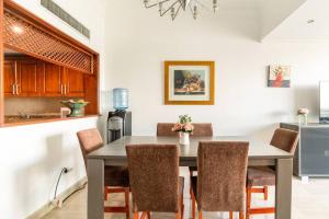 聖多明各的住宿－Luxurious 2BDR condo located in Prestigious Tower.，厨房以及带桌椅的用餐室。