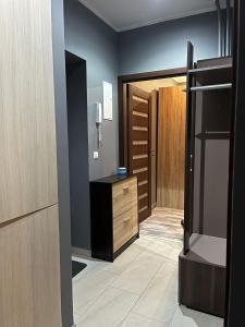 a hallway with a wooden door and a dresser at Luxury apartaments Klimatyzacja 5 in Radom