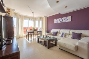 A television and/or entertainment centre at Apartmento en Torrox Costa
