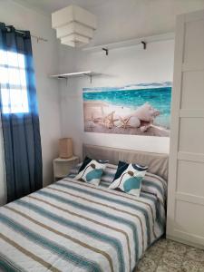 - une chambre avec un lit orné d'une peinture murale dans l'établissement Casa Mary, à Marotta