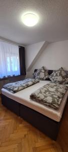 uma cama grande num quarto com tecto em ST Apartment em Triberg