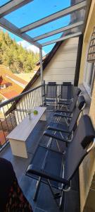 eine Sitzgruppe auf einer Veranda in der Unterkunft ST Apartment in Triberg