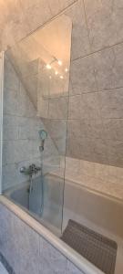 Das Bad ist mit einer Badewanne mit einer Dusche ausgestattet. in der Unterkunft ST Apartment in Triberg