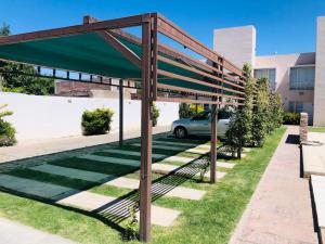 Κήπος έξω από το Hermoso Duplex c/Pileta y Cochera en Consorcio Privado Saavedra