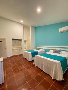 Postel nebo postele na pokoji v ubytování Calypso Beach Hotel