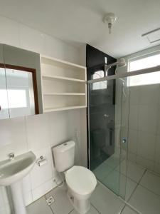 uma casa de banho com um WC, um lavatório e um chuveiro em Apartamento no bairro universitário em Caruaru