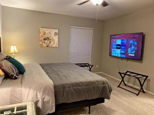 - une chambre avec un lit et une télévision à écran plat dans l'établissement Pool! 2GameRooms! Grill! KingMaster!, à Lewisville