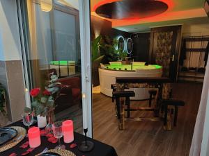 - un salon avec une baignoire et une table avec un sidx dans l'établissement La loveroom bdsm de Nice " la chambre luxe des désirs ", à Nice