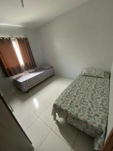 um quarto com duas camas num quarto em Apartamento no bairro universitário em Caruaru
