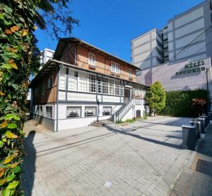 een groot gebouw met een gambrel dak bij Hotel Hermann in Blumenau