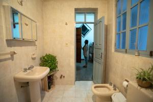 a bathroom with a sink and a toilet at Hostel Cultural Pata y Perro in Tarija