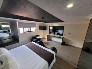 Habitación de hotel con cama y TV de pantalla plana. en Real La Viga Motel en Ciudad de México