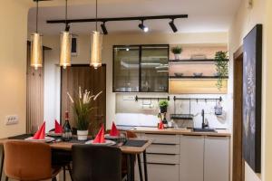 una cucina con tavolo e tovaglioli rossi di N10 Apartment a Belgrado