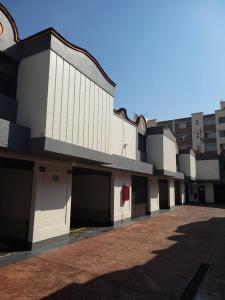 Un estacionamiento vacío frente a un edificio en Real La Viga Motel, en Ciudad de México