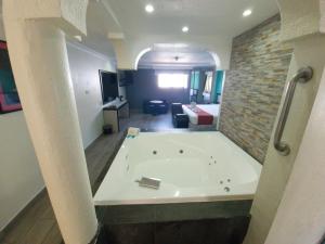 bañera grande en una habitación con dormitorio en Real La Viga Motel en Ciudad de México