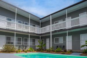 uma vista exterior de um edifício com piscina em Pacific Motel 02 em Forster