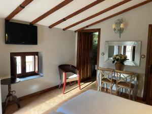 a bedroom with a bed and a table and chairs at Apartamento rural jama in Cilleros