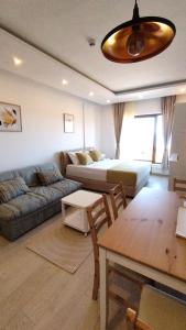 een woonkamer met een bank en een bed bij Apartman Laura Milmari Resort in Kopaonik