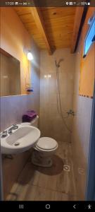 Koupelna v ubytování Sur tiny house